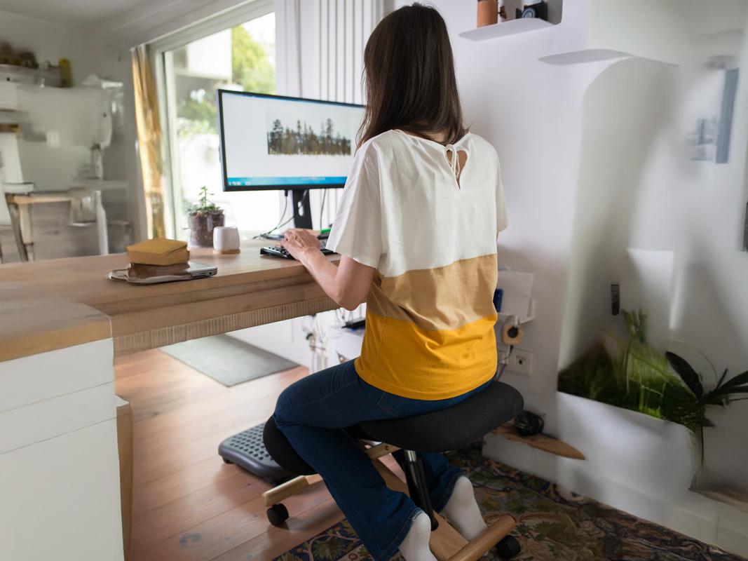 Silla ergonómica de rodillas para postura activa frente al escritorio